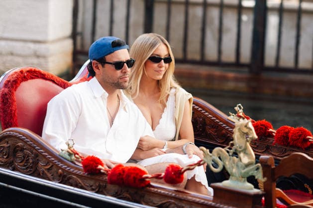 Entertainment Bilder des Tages In the midst of the Venice Film Festival, Sydney Sweeney and Scooter Braun treated themselves to a super-romantic getaway on the canals. The *Euphoria* actress and the producer clearly couldn’t keep their hands to themselves—sharing a passionate kiss in a gondola, exchanging knowing glances and sharing big hugs as they glided along the water. La Dolce Vita suits them all too well. Tiziano Da Silva Bestimage Love is in the air. Sydney Sweeney and her boyfriend Scooter Braun share a romantic kiss while enjoying a gondola ride through the canals of Venice—a picture-perfect moment in one of the most romantic cities in the world. She was wearing a white Lois Broderie Anglaise cotton midi dress and a Cartier Panthère mini quartz watch. Venice,  Copyright: xTizianoxDaxSilvax xBestimagexTizianoxDaxSilvax xBestimagex
