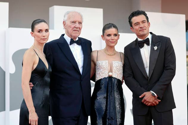 Rooney Mara, Werner Herzog, Kate Mara und Orlando Bloom bei der Premiere des Kinofilms Bucking Fastard auf der Biennale di Venezia 2023 83. Internationale Filmfestspiele von Venedig im Palazzo del Cinema. Venedig, 03.09.2026