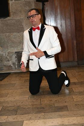 Der Clown Cesar Dias posiert bei der Programmvorstellung des 11. Kölner Weihnachtscircus