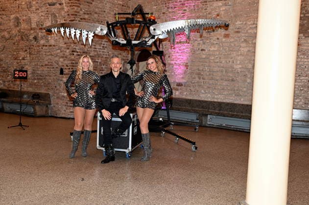 Der Illusionist Peter Valance posiert mit Assistentin bei der Programmvorstellung des 11. Kölner Weihnachtscircus