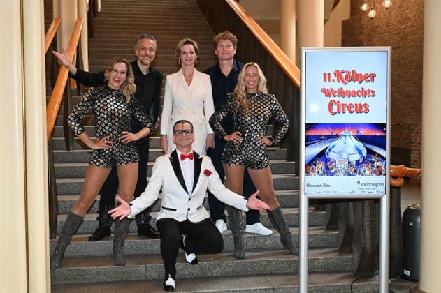 Ilja und Katja Smitt posiert zusammen mit dem Clown Cesar Dias und dem Illosionist Peter Valance bei der Programmvorstellung des 11. Kölner Weihnachtscircus