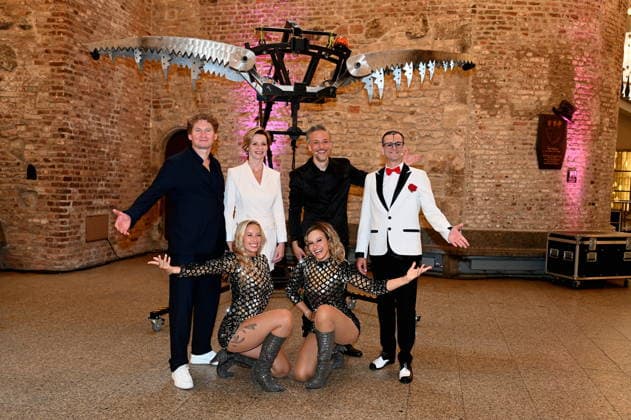 Ilja und Katja Smitt posiert zusammen mit dem Clown Cesar Dias und dem Illosionist Peter Valance bei der Programmvorstellung des 11. Kölner Weihnachtscircus