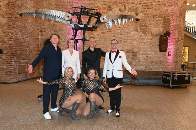 Ilja und Katja Smitt posiert zusammen mit dem Clown Cesar Dias und dem Illosionist Peter Valance bei der Programmvorstellung des 11. Kölner Weihnachtscircus