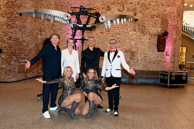 Ilja und Katja Smitt posiert zusammen mit dem Clown Cesar Dias und dem Illosionist Peter Valance bei der Programmvorstellung des 11. Kölner Weihnachtscircus
