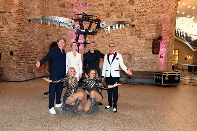 Ilja und Katja Smitt posiert zusammen mit dem Clown Cesar Dias und dem Illosionist Peter Valance bei der Programmvorstellung des 11. Kölner Weihnachtscircus