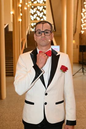 Der Clown Cesar Dias posiert bei der Programmvorstellung des 11. Kölner Weihnachtscircus