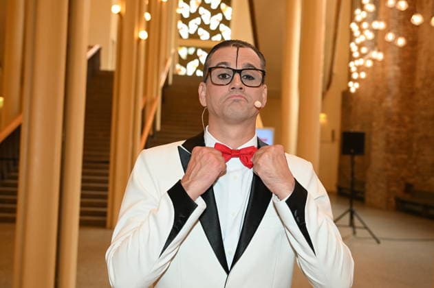 Der Clown Cesar Dias posiert bei der Programmvorstellung des 11. Kölner Weihnachtscircus