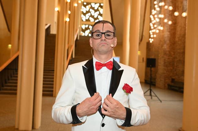 Der Clown Cesar Dias posiert bei der Programmvorstellung des 11. Kölner Weihnachtscircus