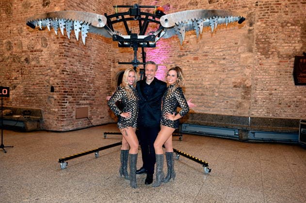 Der Illusionist Peter Valance posiert mit Assistentin bei der Programmvorstellung des 11. Kölner Weihnachtscircus
