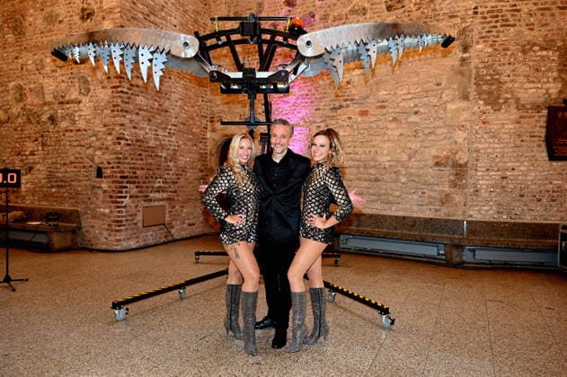 Der Illusionist Peter Valance posiert mit Assistentin bei der Programmvorstellung des 11. Kölner Weihnachtscircus
