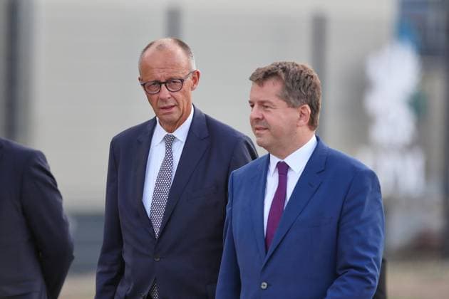 News Bilder des Tages Leuna, Sachsen-Anhalt, Deutschland, 03.09.2026: Wahlkampftermin beim Chemiestandort Leuna: Bundeskanzler Friedrich Merz (CDU) und Ministerpräsident Sven Schulze (CDU) *** Leuna, Saxony-Anhalt, Germany, September 3, 2026: Campaign event at the Leuna chemical plant. Federal Chancellor Friedrich Merz (CDU) and Minister President Sven Schulze (CDU) Copyright: xdtsxNachrichtenagenturx dts_132688