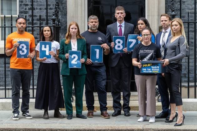News Bilder des Tages September 3, 2026, London, United Kingdom: Members of Surfers Against Sewage with (far right), singer and water quality campaigner Becky Hill with the Surfers Against Sewage petition, outside at 10 Downing Street.Members of Surfers Against Sewage with Chief Executive Officer Giles Bristow, singer and water quality campaigner Becky Hill and sewage pollution campaigner Julie Maughan hand in the Surfers Against Sewage petition at 10 Downing Street London United Kingdom  - ZUMAs197 20260903_aaa_s197_281 Copyright: xPhilxLewisx