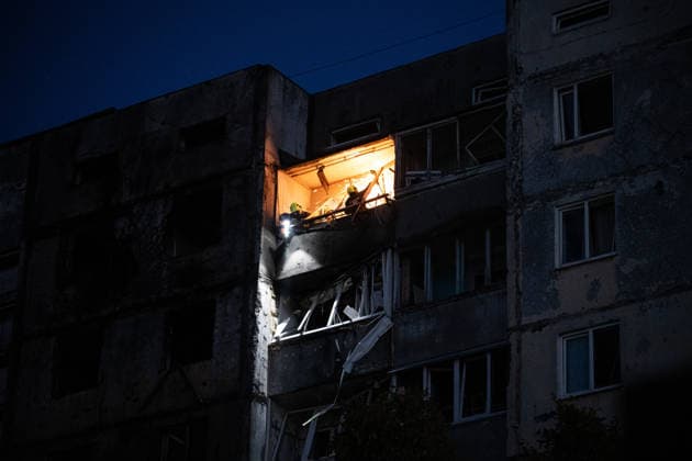News Bilder des Tages Russian aerial attack hits Kyiv KYIV, UKRAINE - SEPTEMBER 03: A view at the residential building that was damaged by a Russian drone strike in Kyiv, Ukraine, on September 03, 2026. Danylo Antoniuk Anadolu Kyiv Ukraine. Editorial use only. Please get in touch for any other usage.  Copyright: x2026xAnadoluxDanyloxAntoniukx