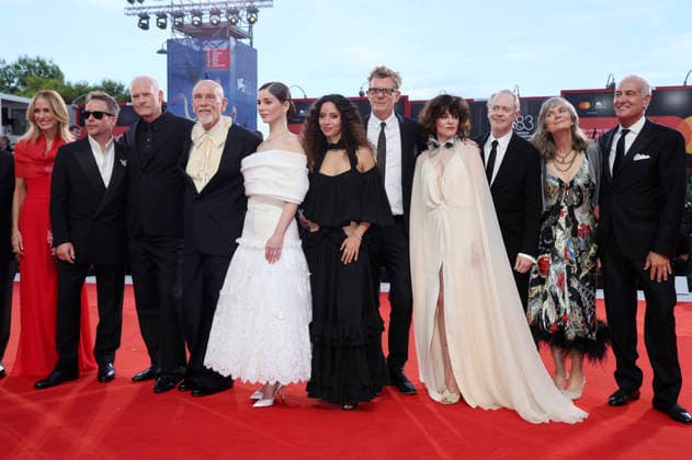 Dana Walden, Sam Rockwell, Martin McDonagh, John Malkovich, Mariana Di Girolamo, Ailin Salas, Graham Broadbent, Parker Posey, Steve Buscemi, Anita Overland und Daniel Frigo bei der Premiere des Kinofilms Wild Horse Nine auf der Biennale di Venezia 2023 83. Internationale Filmfestspiele von Venedig im Palazzo del Cinema. Venedig, 03.09.2026