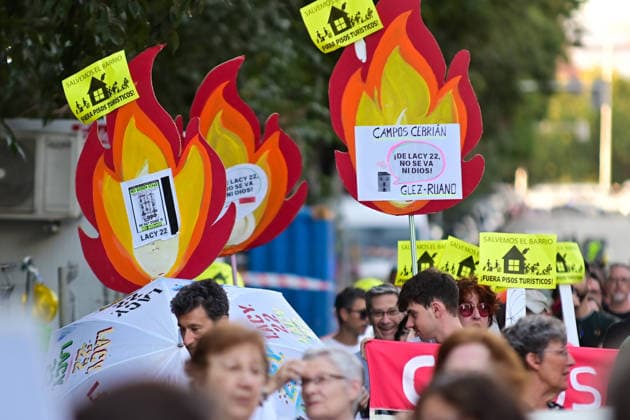 News Bilder des Tages September 3, 2026, Madrid, Madrid, SPAIN: Demonstrators take part in a protest held under the slogan Ã¢â‚¬oeArganzuela organized, neither for sale nor silentÃ¢â‚¬Â? during the La Melonera festivities in MadridÃ¢â‚¬â ¢s Arganzuela district. The demonstration begins at Glorieta de Embajadores and continues through several streets in the district, with local residents and social and environmental groups taking part. Madrid SPAIN - ZUMAz108 20260903_znp_z108_014 Copyright: xRichardxZubelzux