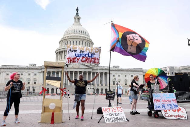 News Bilder des Tages September 3, 2026, Washington, District Of Columbia, USA: Activists hold signs and a cardboard guillotine as they protest against abuse of power by U.S. President Donald Trump and his administration in front of the US Capitol in Washington, D.C., USA, on September 3, 2026. Washington USA  - ZUMAs337 20260903_znp_s337_003 Copyright: xGentxShkullakux