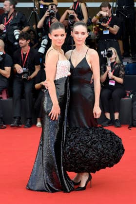 Kate Mara mit Schwester Rooney Mara bei der Premiere des Kinofilms Bucking Fastard auf der Biennale di Venezia 2023 83. Internationale Filmfestspiele von Venedig im Palazzo del Cinema. Venedig, 03.09.2026