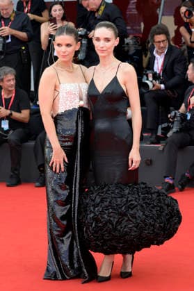 Kate Mara mit Schwester Rooney Mara bei der Premiere des Kinofilms Bucking Fastard auf der Biennale di Venezia 2023 83. Internationale Filmfestspiele von Venedig im Palazzo del Cinema. Venedig, 03.09.2026