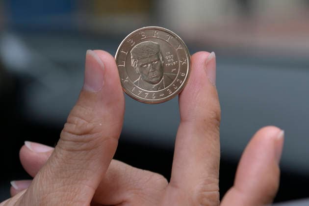 DC: US mint Coin Store hold $1 coin with Trump™s Portrait selling The US Mint begins selling the $1 coin featuring the portrait of Donald Trump to mark the 250th anniversary of the United States at the US Mint Coin Store in Washington, DC, United States, on September 3, 2026. WASHINGTON DC USA  Copyright: xLeninxNollyx originalFilename: nollyaraujo-dcusmint260903_npnd7.jpg