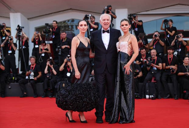 (260903) -- VENICE, Sept. 3, 2026 -- German director Werner Herzog (C), American actress Kate Mara (R) and American actress Rooney Mara pose at the red carpet before the premiere of the film Bucking Fastard during the 83rd Venice International Film Festival in Venice, Italy, Sept. 3, 2026. ) ITALY-VENICE-FILM FESTIVAL-BUCKING FASTARD-PREMIERE WangxKaiyan 