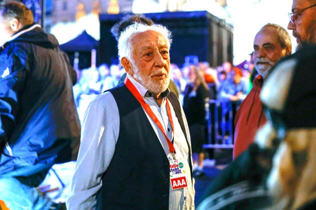 Dieter Hallervorden bei der Veranstaltung Halle steht auf. Für Demokratie. Für Zusammenhalt. Für Sachsen-Anhalt. auf dem Marktplatz. Halle (Saale), 03.09.2028