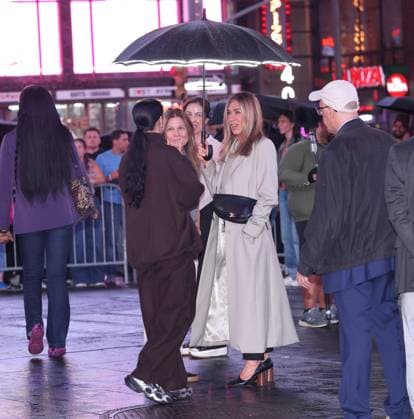 Jennifer Aniston is seen filming ˜The Morning Show™ in Times Square Featuring: Jennifer Aniston Where: New York City, New York, United States When: 03 Sep 2026 Credit: Jose Perez INSTARimages EDITORIAL USE ONLY. NOT FOR USE BY NEWSPAPERS BASED IN THE UK. Copyright: xx instar55974529