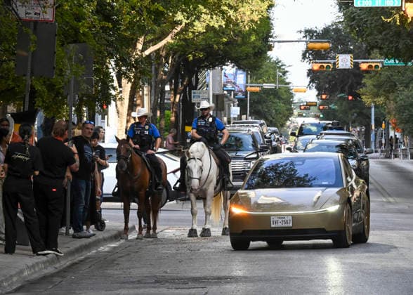 September 3, 2026, Austin, Tx, USA: Tesla fans stand outside Austin City Limits Live to witness a parade of Tesla Cybercab electric cars drop off and pick up passengers during the Tesla Robotaxi launch event on September 3, 2026. Elon Musk spoke to a limited list of invited guests who enjoyed live music and food in downtown Austin. Austin USA  - ZUMAd150 20260903_znp_d150_023 Copyright: xBobxDaemmrichx