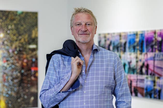 03.09.2026. Düsseldorf. Fotograf und Filmproduzent Michael Souvignier bei seiner Ausstellung New York 1981 bis heute in der Galerie Geuer & Geuer. Düsseldorf Geuer & Geuer Art Nordrhein-Westfalen Deutschland