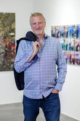 03.09.2026. Düsseldorf. Fotograf und Filmproduzent Michael Souvignier bei seiner Ausstellung New York 1981 bis heute in der Galerie Geuer & Geuer. Düsseldorf Geuer & Geuer Art Nordrhein-Westfalen Deutschland