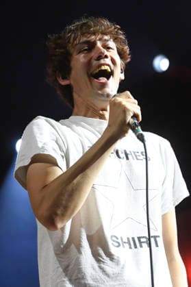 Henning May von AnnenMayKantereit live bei einem Konzert in der ZAG-Arena. Hannover, 03.09.2026