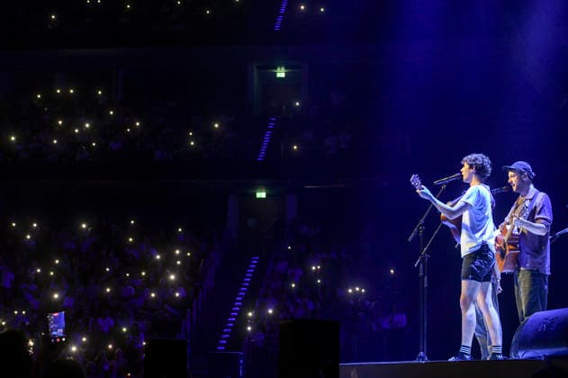 Henning May und Severin Kantereit von AnnenMayKantereit live bei einem Konzert in der ZAG-Arena. Hannover, 03.09.2026