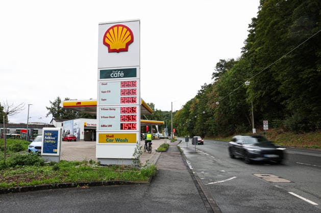 News Bilder des Tages Wie ist die weitere Entwicklung der Spritpreise? Die Spritpreise sind weiterhin auf sehr hohem Niveau und es geht immer weiter nach oben. SHELL Tankstelle in Siegen. Die Spritpreise am Vormittag. Der aktuelle Preis fuer (für) Diesel, Super E10 und Super liegt deutlich ueber (über) 2 Euro. Tankstelle, Spritpreise am 04.09.2026 in Siegen Deutschland. *** What’s the outlook for gas prices? Gas prices remain at very high levels and continue to rise. SHELL gas station in Siegen. Gas prices this morning. The current price for diesel, Super E10, and Super is well over 2 euros. Gas station, fuel prices on September 4, 2026, in Siegen, Germany