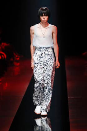 Entertainment Bilder des Tages September 4, 2026, Tokyo, Japan: A model wearing fashion brand WISHARAWISH walks down the runway during the Rakuten Fashion Week TOKYO 2027 Spring Summer Collection. The fashion week runs from August 31 to September 5. Tokyo Japan  - ZUMAm191 20260904_aap_m191_051 Copyright: xRodrigoxReyesxMarinx
