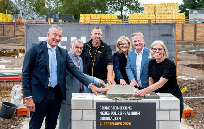 News Bilder des Tages Polizeipräsidium Oberhausen ** NUR FÜR REDAKTIONELLE ZWECKE ** EDITORIAL USE ONLY **<p> Die Grundsteinlegung für das neue Polizeipräsidium Oberhausen findet am Freitag 04.09.20226 statt. Im Bild von links: Wim Tenbrinke , Innenminister Herbert Reul , Bauleiter Thomas Hülswitt , Polizeipräsidentin Dr. Sylke Sackermann , Oberbürgermeister Thorsten Berg , Architektin Jana Mölders Deutschland Oberhausen Copyright: GerdxWallhorn *** Oberhausen Police Headquarters ** FOR EDITORIAL USE ONLY ** EDITORIAL USE ONLY ** p The groundbreaking ceremony for the new Oberhausen Police Headquarters will take place on Friday, September 4, 20226. Pictured from left: Wim Tenbrinke, Minister of the Interior Herbert Reul, construction manager Thomas Hüls Copyright: GerdxWallhorn doc87gdqenvss6uh3snrs6 ,EDITORIAL USE ONLY