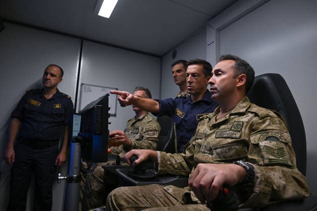 News Bilder des Tages Search continues from TCG Alemdar for 16 missing from sunken ship Filo Jet KYRENIA, TRNC - SEPTEMBER 4: Specialized naval personnel operate a Remotely Operated Vehicle (ROV) capable of securing and recovering submerged objects aboard the Turkish Naval Forces submarine rescue ship TCG Alemdar off the coast of Kyrenia, Turkish Republic of Northern Cyprus (TRNC), on September 4, 2026. AA captured ongoing deep-sea rescue and salvage operations aimed at locating 16 missing passengers and recovering the vessel s voyage data recorder (black box) following the sinking of the passenger ship Filo Jet . Harun Ozalp Anadolu Kyrenia Cyprus. Editorial use only. Please get in touch for any other usage.  Copyright: x2026xAnadoluxHarunxOzalpx
