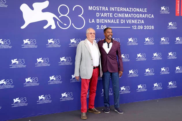 Geoffrey Rush und Rodney Hicks beim Photocall zum Kinofilm Mr. Nelson, Did You Kill People Nelson-san, anata wa hito o koro shimashita ka? auf der Biennale di Venezia 2026 83. Internationale Filmfestspiele von Venedig im Palazzo del Casino. Venedig, 04.09.2026
