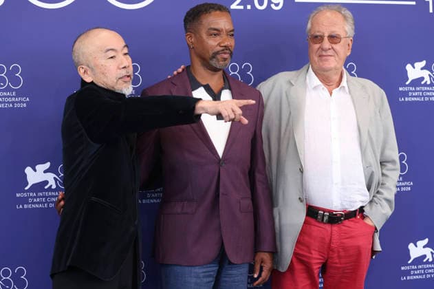 Shinya Tsukamoto, Rodney Hicks und Geoffrey Rush beim Photocall zum Kinofilm Mr. Nelson, Did You Kill People Nelson-san, anata wa hito o koro shimashita ka? auf der Biennale di Venezia 2026 83. Internationale Filmfestspiele von Venedig im Palazzo del Casino. Venedig, 04.09.2026