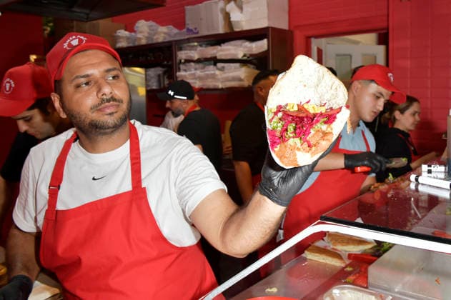 Eröffnung des veganen Dönerladens Döner Pro von Frederick Lau in der Oranienstraße 190 in Berlin-Kreuzberg. Berlin, 04.09.2026
