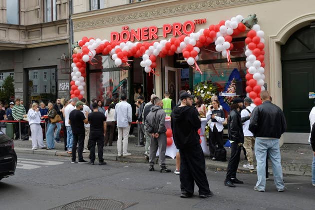 Eröffnung des veganen Dönerladens Döner Pro von Frederick Lau in der Oranienstraße 190 in Berlin-Kreuzberg. Berlin, 04.09.2026