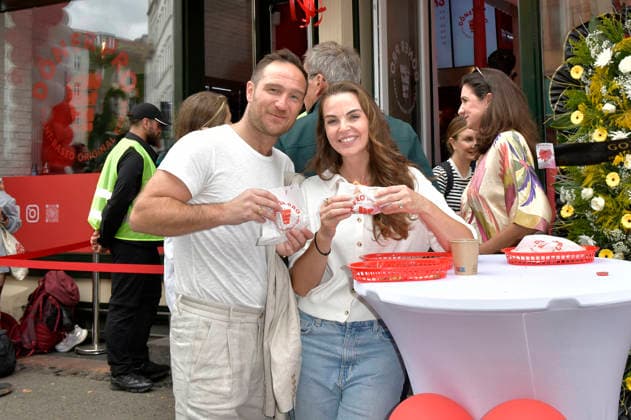 Frederick Lau mit Ehefrau Annika Lau bei der Eröffnung seines veganen Dönerladens Döner Pro in der Oranienstraße 190 in Berlin-Kreuzberg. Berlin, 04.09.2026