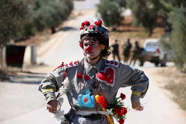 News Bilder des Tages Israeli peace activists blocked by soldiers from reaching Palestinians in Qusra NABLUS, WEST BANK, PALESTINE - SEPTEMBER 4: A woman dressed in military suit covered in hearts and roses, belonging to a group of approximately 50 Israeli peace activists, seen as they are blocked by Israeli military vehicles and heavily deployed soldiers attempting to reach besieged Palestinians in the town of Qusra, south of Nablus, West Bank, Palestine, on September 4, 2026. The activists arrived seeking to access the Ras al-Ain area—declared a closed military zone by the Israeli army—where Palestinians residing in three isolated hilltop houses face a blockade by troops and Israeli settlers, but were halted before they could reach the families. Issam Rimawi  Copyright: x2026xAnadoluxIssamxRimawix