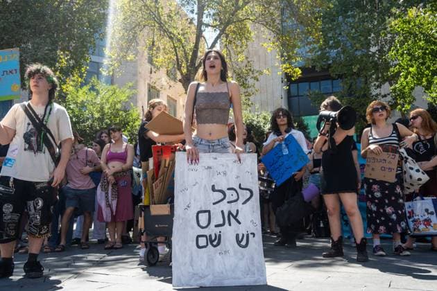 News Bilder des Tages SlutWalk held in Jerusalem against gender-based violence JERUSALEM, SEPTEMBER 4, 2026: Participants march through central Jerusalem during the annual SlutWalk, protesting gender-based violence and the presence of firearms in public and private spaces. Demonstrators carried signs and chanted slogans calling for an end to violence against women as police secured the march. Jerusalem Israel Copyright: x xjessxflomx xJNAxPressx