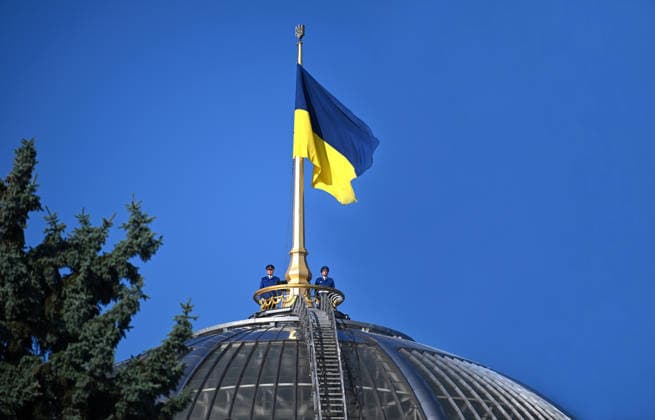 News Bilder des Tages Honour guards flank the national flag hoisted on the flagpole crowning the dome of the Ukrainian Parliament during a ceremony marking 35 years since the raising of the blue-and-yellow flag over the Verkhovna Rada, Kyiv, Ukraine, September 4, 2026. The national flag was first raised above the Parliament building on September 4, 1991, ten days after Ukraine’s declaration of independence. (Photo by Yevhen Kotenko Ukrinform) Ceremony marks 35th anniversary of raising national flag over Ukrainian Parliament  Copyright: xYevhenxKotenkox