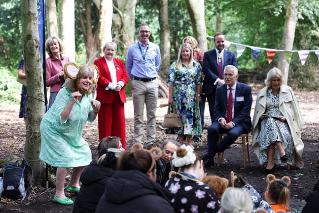 Queen Camilla Visits Liverpool LIVERPOOL, ENGLAND - SEPTEMBER 04: Johnathon Douglas CBE and Queen Camilla watch a Gruffalo inspired performance by Julia Donaldson for local schoolchildren in the woodlands of Speke Hall during her visit to Liverpool on September 04, 2026 in Liverpool, England. The Queen carried out the engagement as Patron of the National Literacy Trust., Credit:Matt McNulty PA ROTA - B68 Avalon United Kingdom, England, Liverpool  Copyright: xMattxMcNultyx xPAxROTAx-xB68x xAvalonx 1130705700