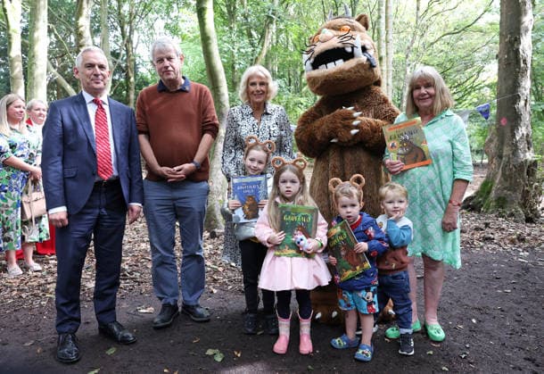 Queen Camilla Visits Liverpool LIVERPOOL, ENGLAND - SEPTEMBER 04: (L-R) Johnathon Douglas CBE, Axel Scheffler, Queen Camilla and Julia Donaldson pose with the Gruffalo in the woodlands at Speke Hall during her visit to Liverpool on September 04, 2026 in Liverpool, England. The Queen carried out the engagement as Patron of the National Literacy Trust., Credit:Matt McNulty PA ROTA - B68 Avalon United Kingdom, England, Liverpool  Copyright: xMattxMcNultyx xPAxROTAx-xB68x xAvalonx 1130705823