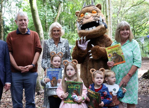 Entertainment Bilder des Tages Queen Camilla Visits Liverpool LIVERPOOL, ENGLAND - SEPTEMBER 04: (L-R) Axel Scheffler, Queen Camilla and Julia Donaldson pose with the Gruffalo in the woodlands at Speke Hall during her visit to Liverpool on September 04, 2026 in Liverpool, England. The Queen carried out the engagement as Patron of the National Literacy Trust., Credit:Matt McNulty PA ROTA - B68 Avalon United Kingdom, England, Liverpool  Copyright: xMattxMcNultyx xPAxROTAx-xB68x xAvalonx 1130706016