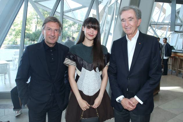 Exclusive: Pietro Beccari, CEO of Louis Vuitton, Urassaya Sperbund Yaya, and Bernard Arnault at the 2026 LVMH Prize at the Vuitton Foundation, Paris, September 4, 2026 Bertrand Rindoff Bestimage Exclusive: 2026 LVMH Prize at the Fondation Vuitton in Paris, France Paris, France  Copyright: xBERTRANDxRINDOFFxPETROFFx xBESTIMAGExBERTRANDxRINDOFFxPETROFFx xBESTIMAGEx