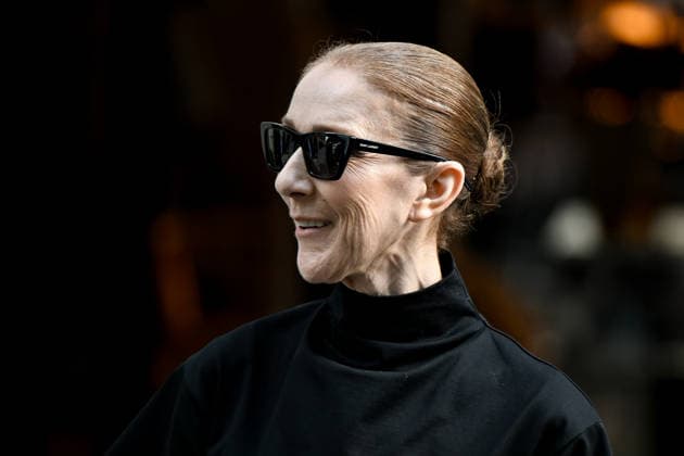 Just a few days before her return to the stage, Céline Dion with her fans outside her hotel, the Royal Monceau, in Paris, France. Just days before her return to the stage, Céline Dion with fans outside her hotel, the Royal Monceau, in Paris, France 459399 2026 09 04 Paris France  Copyright: xL.Urmanx xStarfacex STAR_459399_019