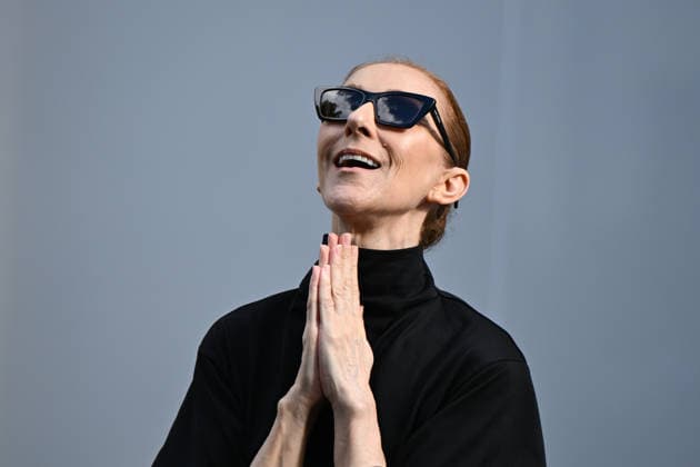 Just a few days before her return to the stage, Céline Dion poses with her fans outside her hotel, the Royal Monceau, in Paris, France. Just days before her return to the stage, Céline Dion with fans outside her hotel, the Royal Monceau, in Paris, France 459399 2026 09 04 Paris France  Copyright: xL.Urmanx xStarfacex STAR_459399_059