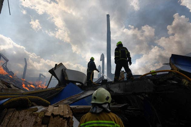 News Bilder des Tages Aftermath of a Russian drone attack in Kyiv region Kyiv Ukraine , Sep 04 (ANI): Firefighters work at the site of a warehouse hit by a Russian drone strike in the town of Brovary, amid Russia s attack on Ukraine, in Kyiv region, Ukraine September 4, 2026. REUTERS Valentyn Ogirenko BROVARY UKRAINE Copyright: xValentynxOgirenkox ANI_20260904379